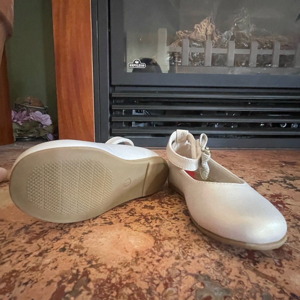 Rachel Shoes Size 6 cream colored dress shoes with bowed ankle clasps - Picture 4 of 4